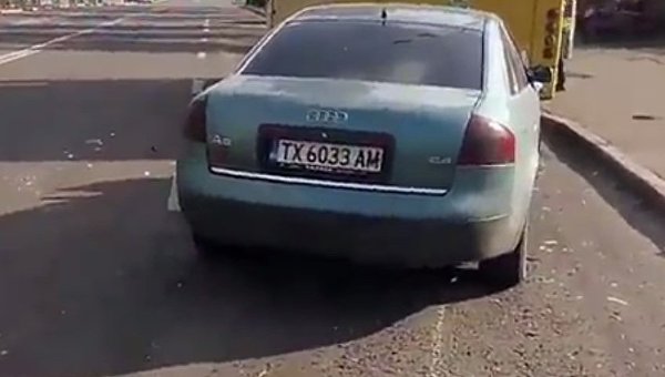 В Киеве водитель Audi протаранил подземный переход и маршрутку