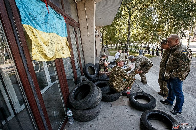 Участники АТО заблокировали здание Госгеокадастра в Запорожье