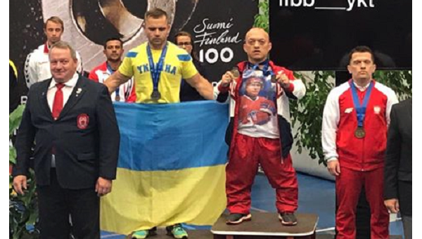 Российский спортсмен Владимир Балынец в футболке с Путиным
