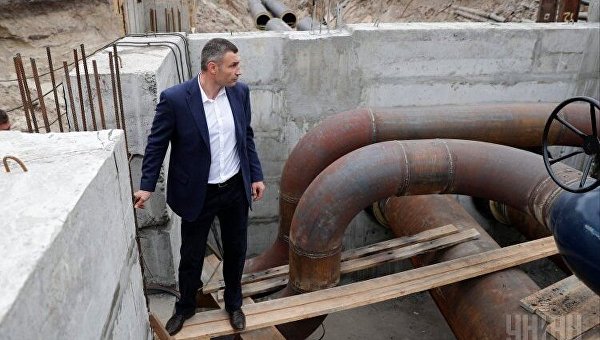 Виталий Кличко проверяет ремонт теплосети в Киеве. Архивное фото