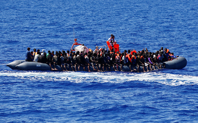Ливийские мигранты в Средиземном море