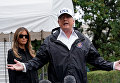 Президент США Дональд Трамп с супругой инспектируют пострадавшие от урагана Ирма районы
