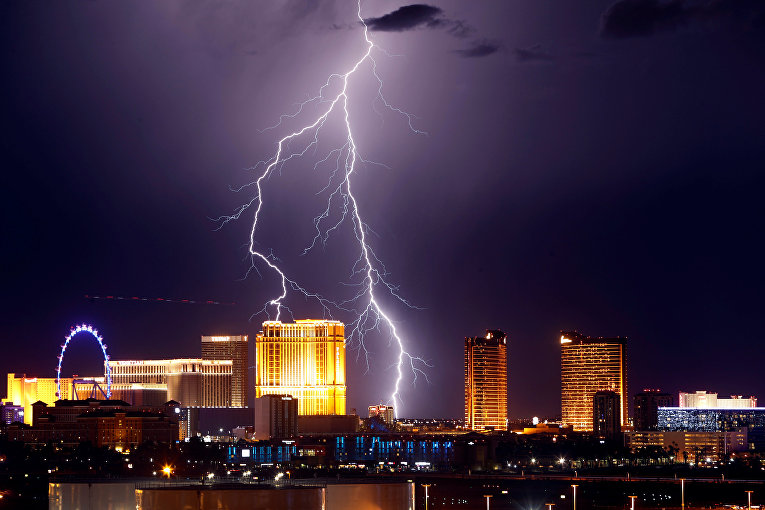 Молния бьет по казино в Лас-Вегасе