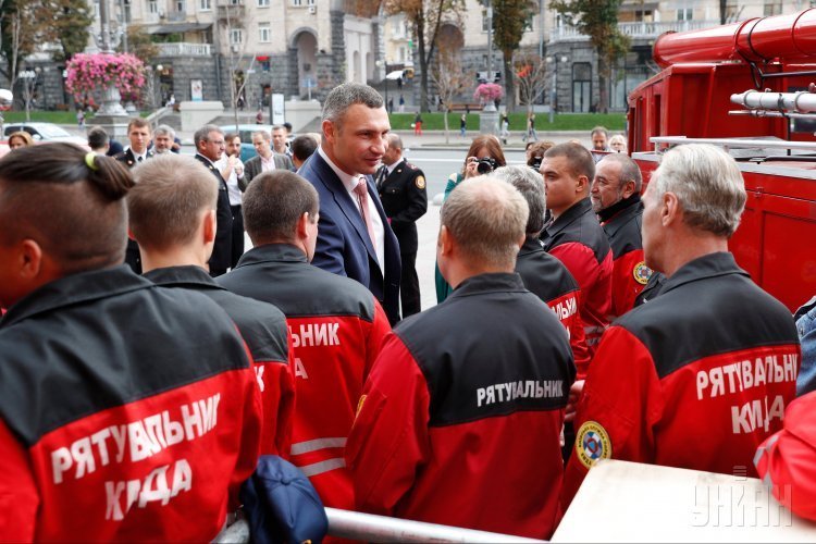 Накануне Дня спасателя мэр Киева Виталий Кличко поздравил киевских спасателей