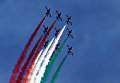 Итальянский пилотажный отряд Frecce Tricolori выступает на авиасалоне Breitling в Сионе, Швейцария.