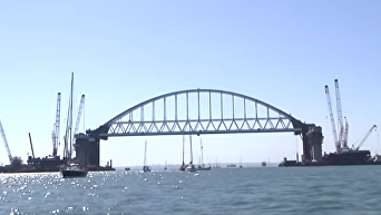 Под аркой Крымского моста прошли около 200 яхт