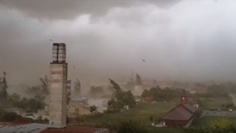 Ураган сносит крыши: видео стихии, которая движется из Румынии в Украину