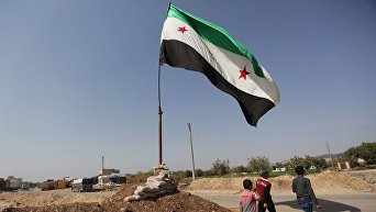 Флаг сирийской оппозиции в городе Азаз на севере Алеппо