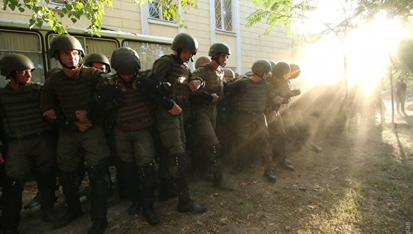 Националисты штурмуют суд в Одесской области