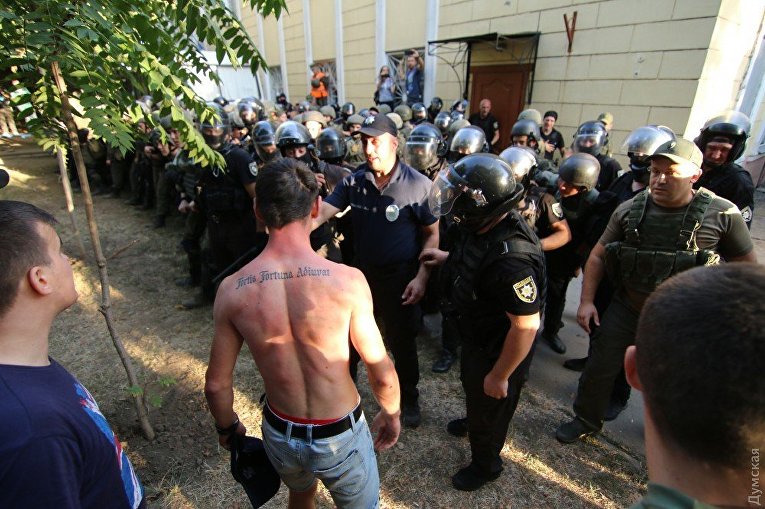 Националисты штурмуют суд в Одесской области
