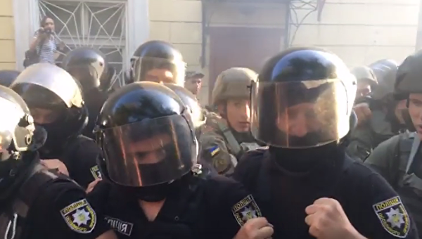 Столкновения у суда, оправдавшего обвиняемых по делу 2 мая в Одессе