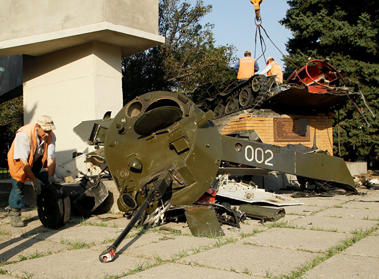 Подрыв памятника десантникам в Луганске