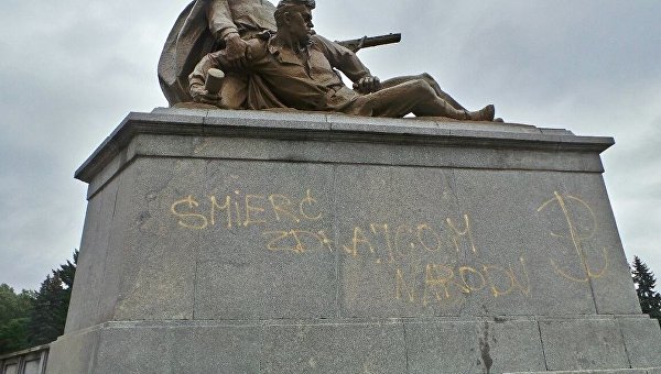Оскорбительные надписи на памятниках на кладбище-Мавзолей Советских Солдат в Польше