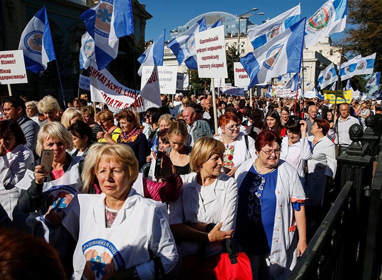 Работники здравоохранения принимают участие в митинге, организованном членами украинских профсоюзов в Киеве