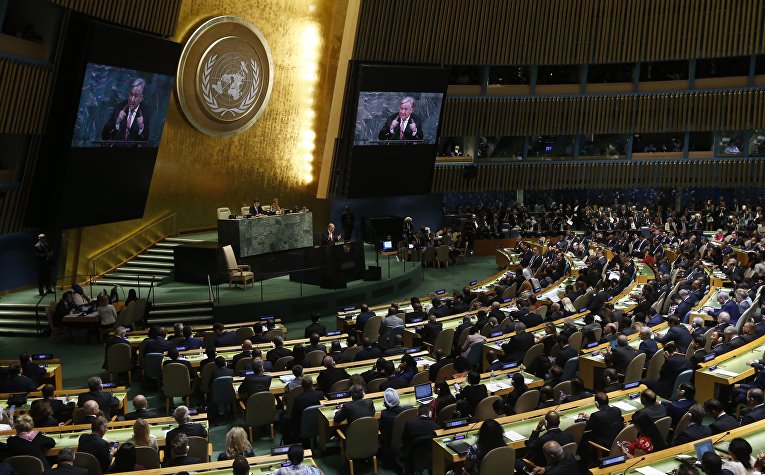 Генеральный секретарь Организации Объединенных Наций выступает перед Генеральной Ассамблеей в штаб-квартире в Нью-Йорке