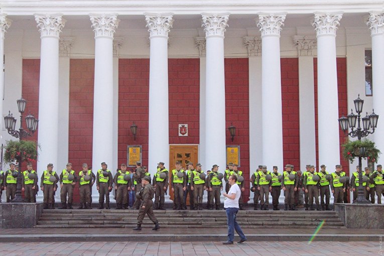 Одесская мэрия готовится к сессии и пикету