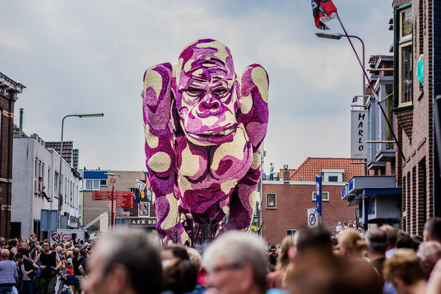 В Голландии представили великанов из цветочных композиций