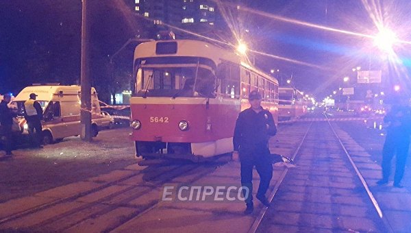 В Киеве трамвай сбил мать и ребенка