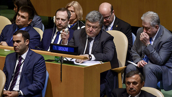 Президент Украины Петр Порошенко (в центре) на заседании Генеральной Ассамблеи ООН в Нью-Йорке