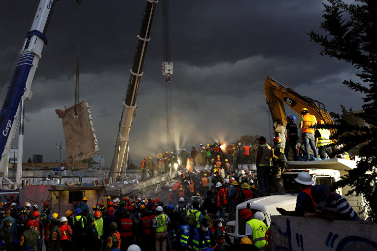 По меньшей мере 230 человек погибли в результате мощного землетрясения в Мексике, сообщил глава национальной аварийно-спасательной службы Мексики Луис Фелипе Пуэнте.