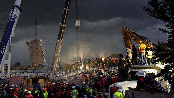 По меньшей мере 230 человек погибли в результате мощного землетрясения в Мексике, сообщил глава национальной аварийно-спасательной службы Мексики Луис Фелипе Пуэнте.
