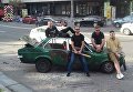 В центре Киеве ради искусства разгромили битами авто