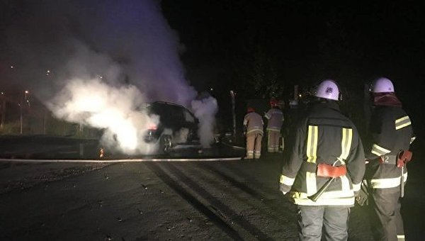 В Киеве загорелся припаркованный Mercedes