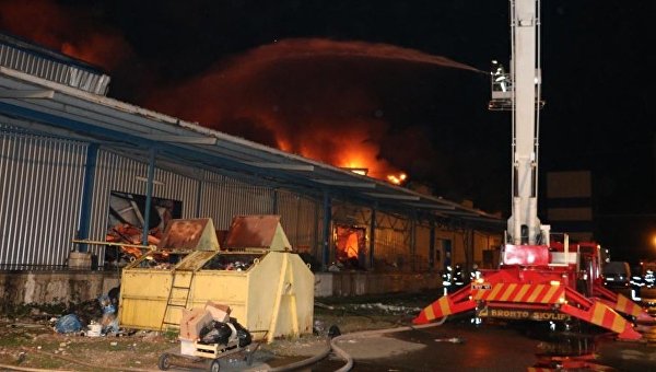 В Киеве произошел мощный пожар на складе с пенопластом