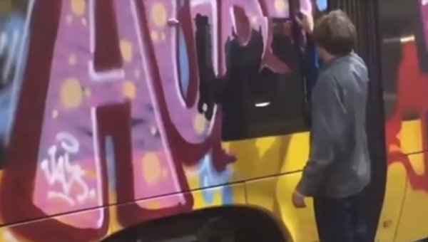 В Варшаве украинца приковали цепью к трамваю за граффити