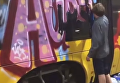 В Варшаве украинца приковали цепью к трамваю за граффити