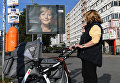 Плакат с изображением канцлера Германии, лидера Христианско-демократического союза Ангелы Меркель на одной из улиц Берлина накануне парламентских выборов в Германии