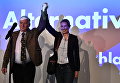 Главные кандидаты от партии Альтернатива для Германии (AfD) Александр Гауланд (слева) и Алиса Вейдель в Берлине во время выборов в бундестаг
