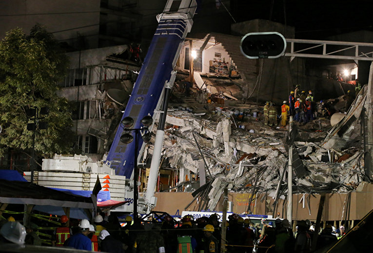 Количество погибших при землетрясении в Мексике возросло до 300.