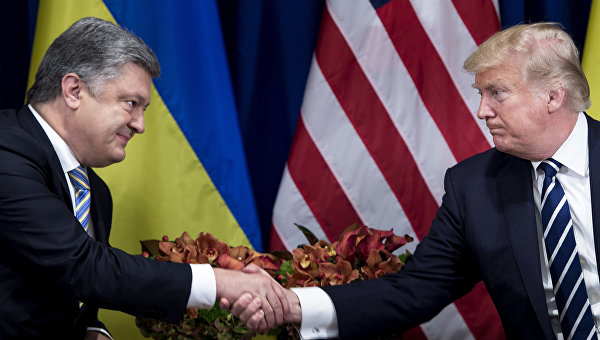 Президент Украины Петр Порошенко и президент США Дональд Трамп пожимают друг другу руки перед встречей в отеле «Палас» во время 72-й Генеральной Ассамблеи ООН 21 сентября 2017 года в Нью-Йорке