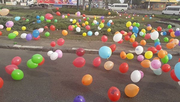 Николаев засыпало воздушными шариками