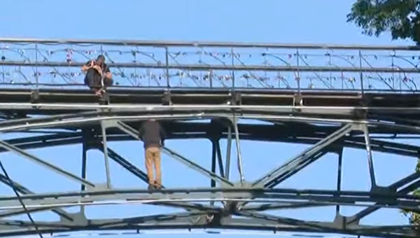 Парень угрожает прыгнуть с Моста влюбленных в Киеве, 26 сентября 2017