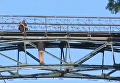 Парень угрожает прыгнуть с Моста влюбленных в Киеве, 26 сентября 2017