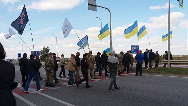 В Житомире бойцы АТО перекрыли трассу на Киев