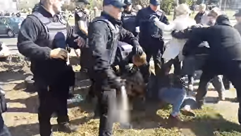 Заправка раздора. Появилось видео драки женщин и полиции в Киеве. Видео