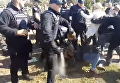 Заправка раздора. Появилось видео драки женщин и полиции в Киеве. Видео