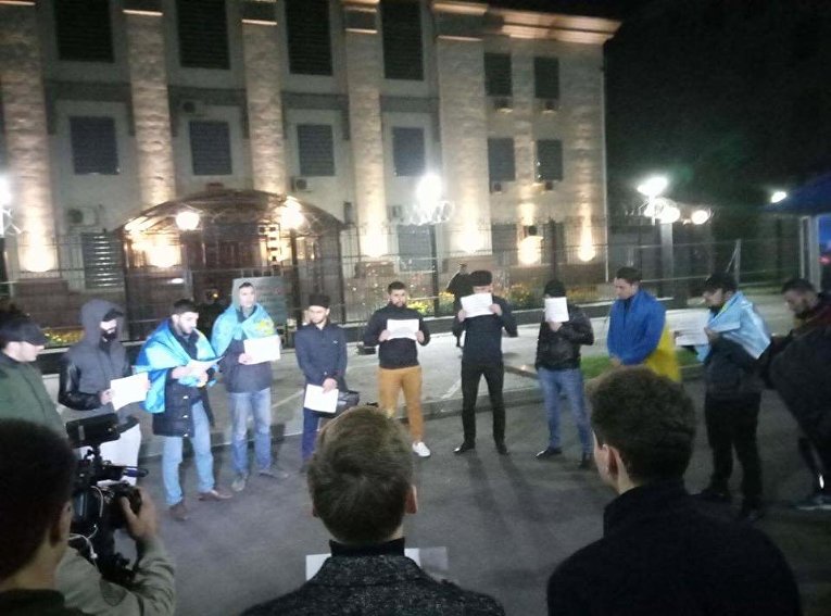 Акция крымских татар под посольством РФ в Киеве