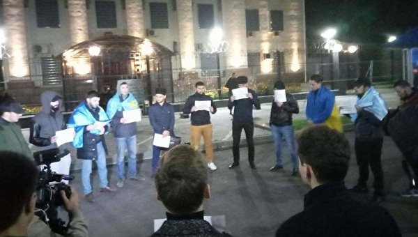 Акция крымских татар под посольством РФ в Киеве