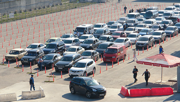 Автомобили в порту Кавказ Керченской паромной переправы. Архивное фото