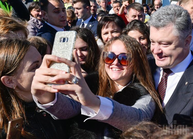 Президент Петр Порошенко общается с людьми во время открытия нового моста через реку Быстрица Солотвинская