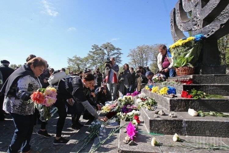 Возложение цветов к памятнику Минора в 76 годовщину расстрела в Бабином Яру в Киеве