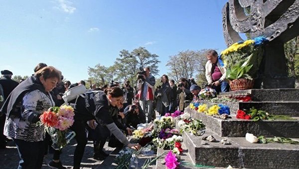 Возложение цветов к памятнику Минора в 76 годовщину расстрела в Бабином Яру в Киеве