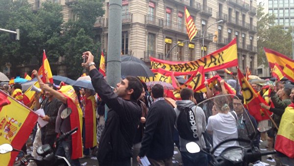 Многочисленный митинг проходит в центре Барселоны за единство Испании