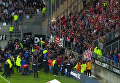 Падение фанатов с трибуны на матче чемпионата Франции по футболу Амьен – Лилль