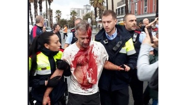 В Каталонии возле избирательных участков пролилась первая кровь