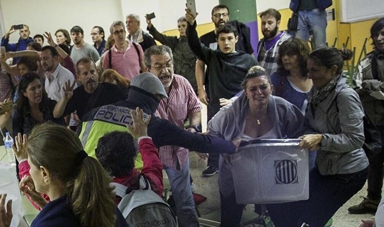 Референдум в Каталонии. Полиция отбирает бюллетени